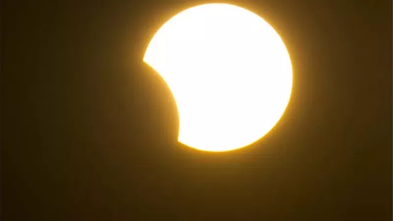 ظاهرة فلكية فريدة.. كسوف جزئي للشمس في تونس يغير ملامح الغروب