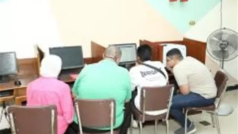 توافد الطلاب على مكتب التنسيق الإلكتروني بجامعة الزقازيق