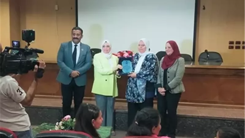 ألسن عين شمس تكرّم الموظف المثالي والعامل المميز والمحالين للمعاش