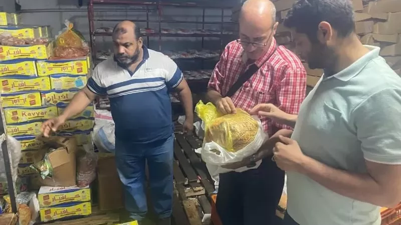 صحة القليوبية تداهم مخزناً مخالفاً وتضبط ربع طن مصنعات لحوم مجهولة المصدر