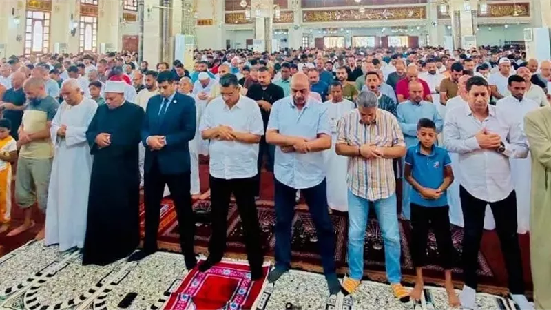 محافظ البحر الأحمر ووكيل الأوقاف يؤديان صلاة الجمعة بالغردقة
