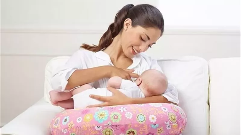 هل تؤثر الولادة القيصرية على الرضاعة الطبيعية؟ طبيبة توضح