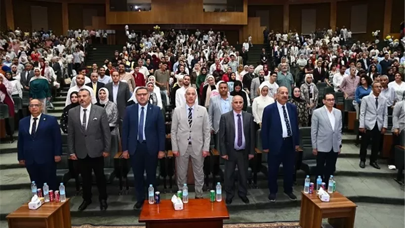 رئيس جامعة أسيوط يشهد حفل تخرج الدفعة السادسة بالفنون الجميلة