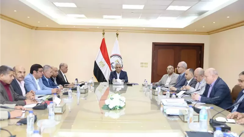 وزير الإنتاج الحربي يبحث مستجدات الإنتاج وخطط تطوير الشركات التابعة