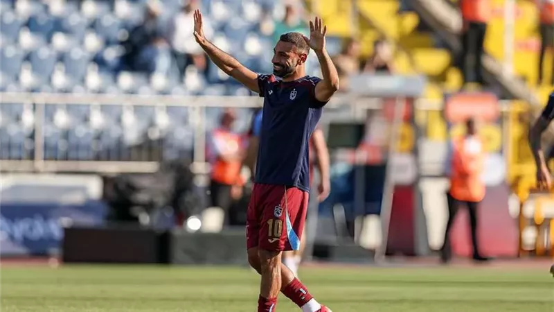 المدرب لم يكن يريده.. رئيس بشكتاش يكشف سبب فشل ضم محمد صلاح