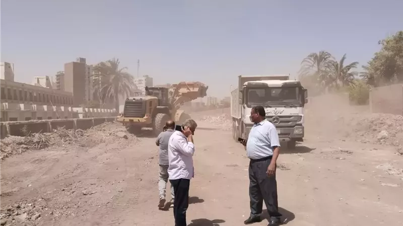 محافظ أسيوط: رفع المخلفات وتسوية طريق السفير بدر عبد العاطي