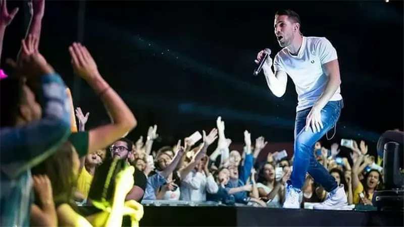 عزيز مرقة يلهب حماس جمهور القلعة بمزيج الروك والجاز