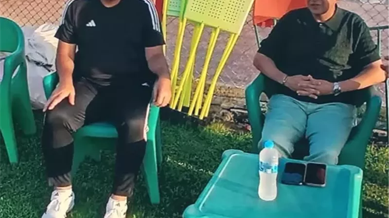محمد سلامة يساند فريق الكرة من الملعب قبل مواجهة الزمالك