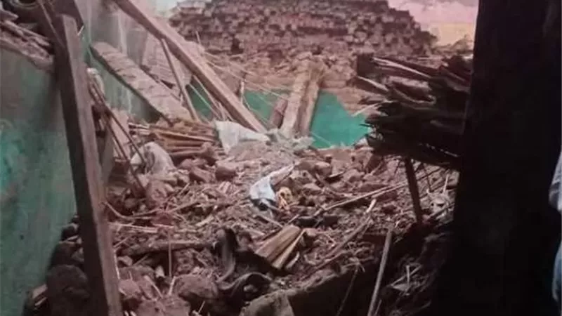 إصابة 3 أثر انهيار منزل من 4 طوابق بأخميم