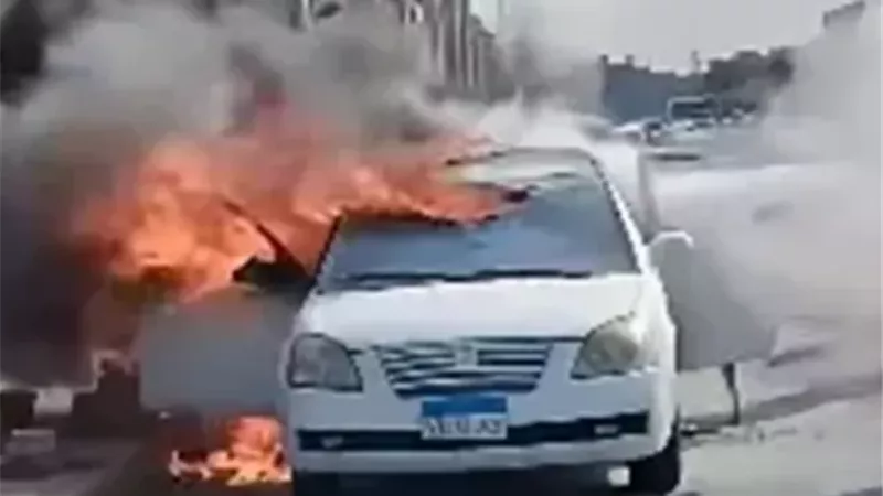اشتعال النيران داخل سيارة ملاكي أعلى محور جمال عبد الناصر