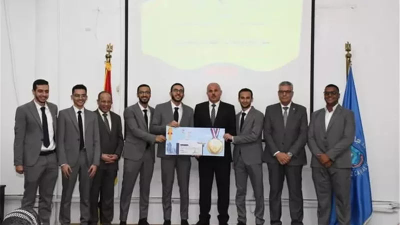 جامعة قناة السويس تكرم الفائزين في ملتقى البحوث الطلابية