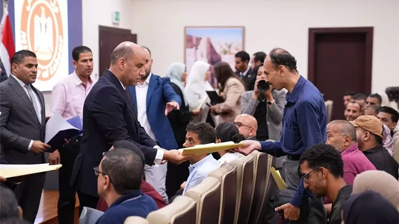 وزير العمل يشهد تسليم عقود جديدة لذوي الهمم في 3 شركات كبرى