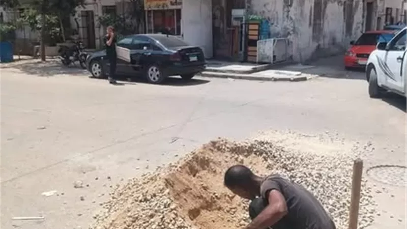 إصلاح هبوطين أرضيين في شوارع الإسماعيلية..صور