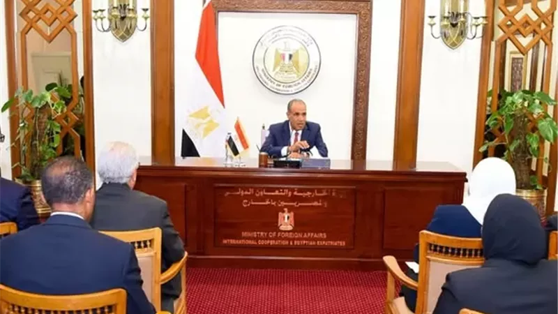 وزير الخارجية يجتمع مع قطاع التعاون الدولي بالوزارة
