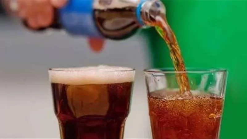طبيب: الافراط في المشروبات السكرية يسبب سرطان المعدة