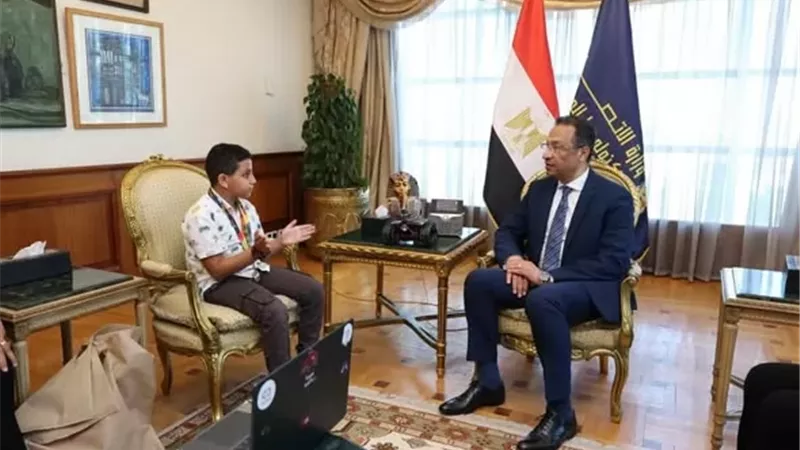 وزير الاتصالات يكرم طفلًا لتميزه العالمي في البرمجة والروبوتات