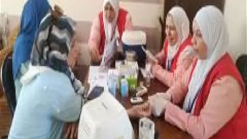 فحص العاملين بالوحدات المحلية بدمياط للكشف عن الأورام السرطانية