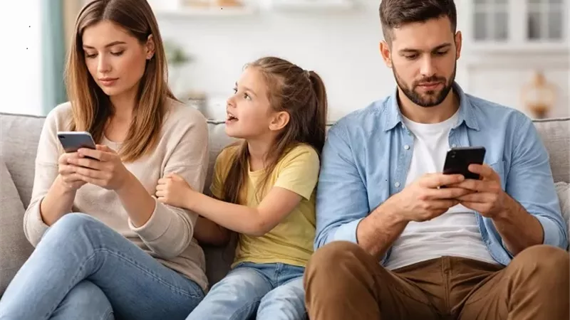 مفاجأة عن استخدام الآباء للهواتف.. ماذا يحدث للغة الأطفال؟