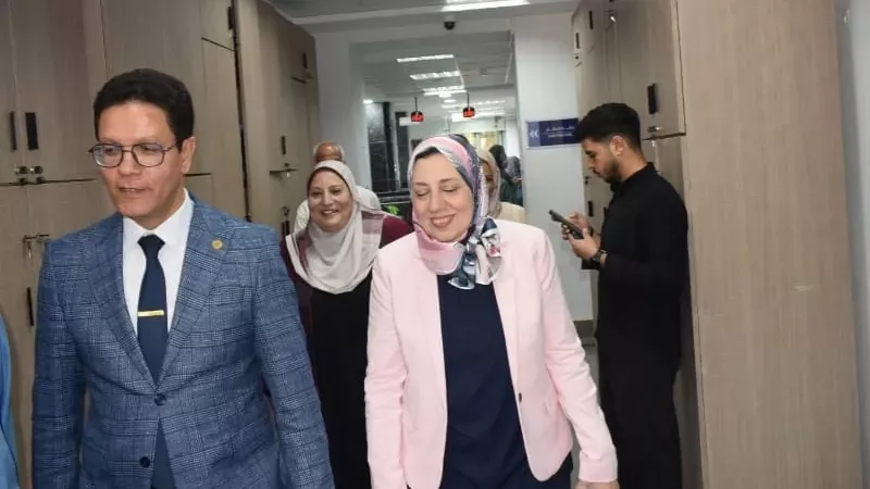 رئيس جامعة بنها يتفقد التحويلات الإلكترونية للطلاب