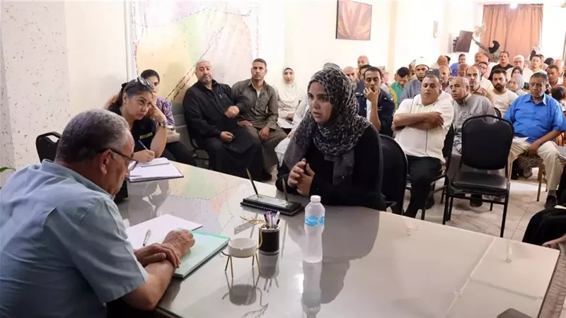 محافظ الإسماعيلية يستعرض مطالب أهالي أبوصوير في لقاء جماهيري موسع
