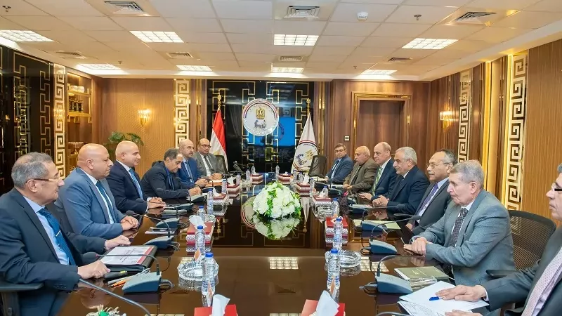 وزير الدولة للإنتاج الحربي يبحث تعزيز الاستثمارات مع رئيس الهيئة الاقتصادية لقناة السويس