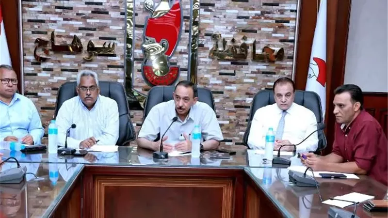 محافظ سوهاج يعقد اجتماعًا لمتابعة سرعة إنجاز طلبات التقنين