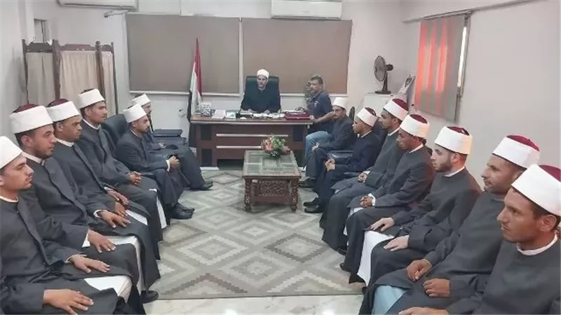 مدير أوقاف المنيا يستقبل 16إمامًا جديدًا من دفعة الشيخ حسن العطار
