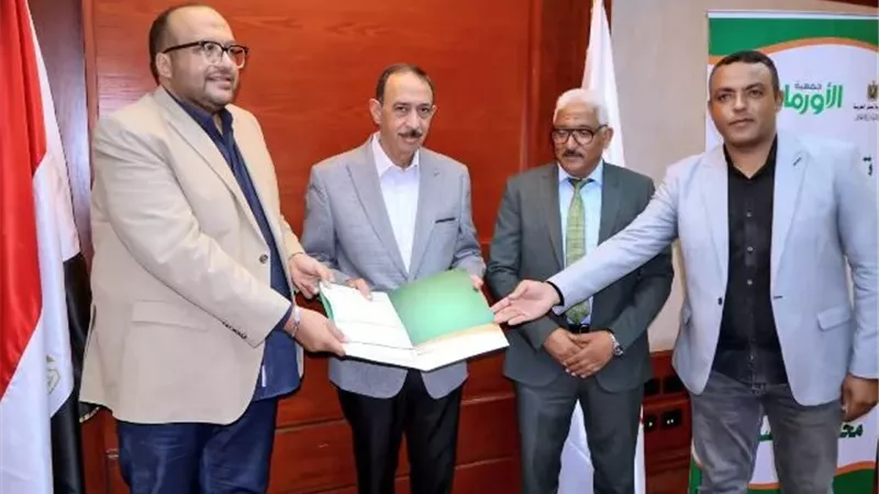 محافظ سوهاج يسلم 20 رأس ماشية عشار لـ 20 أسرة