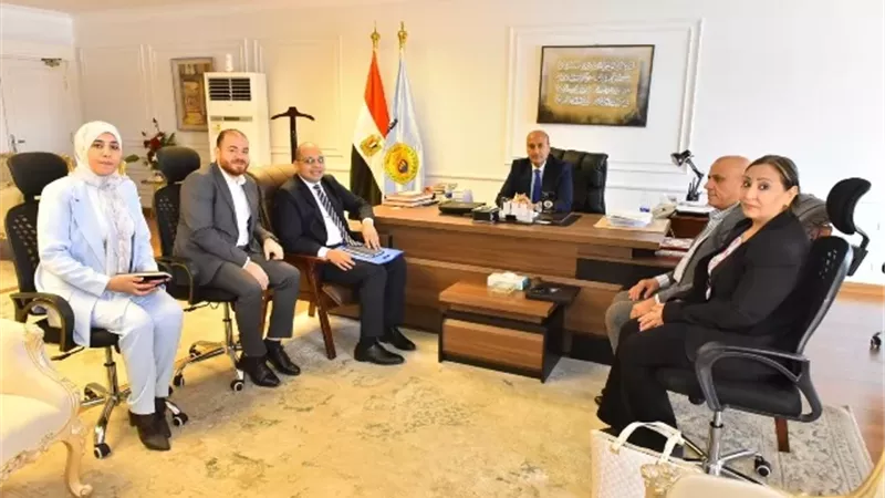 محافظ أسيوط يبحث مع وفد هيئة كوبتك أورفانز تعزيز التعاون