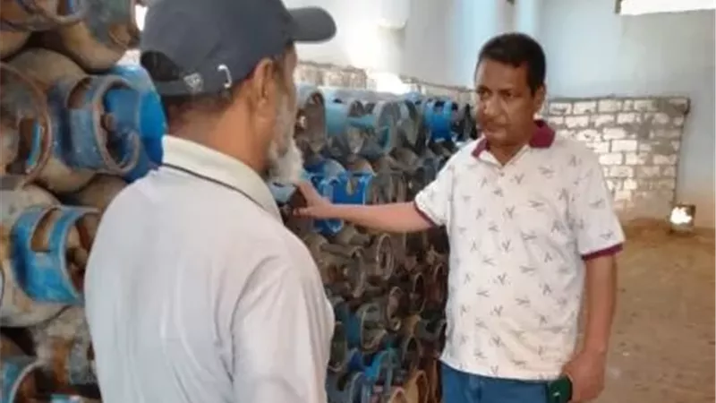 أبو سمبل تواصل جهودها الرقابية لمتابعة محطات الوقود والمستودعات