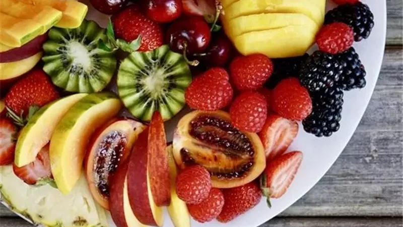 فاكهة لذيذة تساعدك على تحسين الهضم.. تعرف عليها