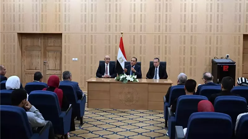رئيس الوزراء يحفز الطلاب على الالتحاق بالتخصصات والعلوم البينية