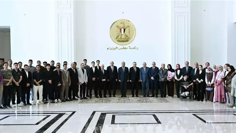 رئيس الوزراء يدعو الطلاب لاستشراف احتياجات سوق العمل المتغيرة