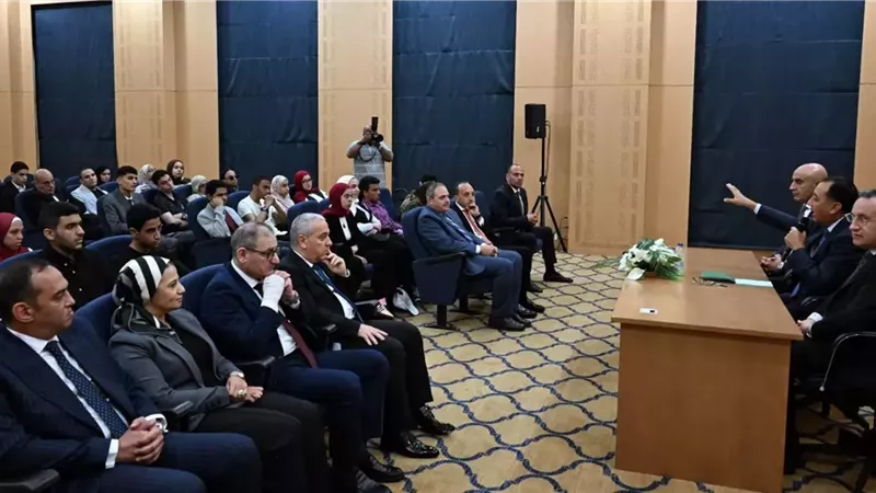 مدبولي لأوائل الثانويةالعامة: المستقبل يحمل مفاجآت بسبب الذكاءالاصطناعي