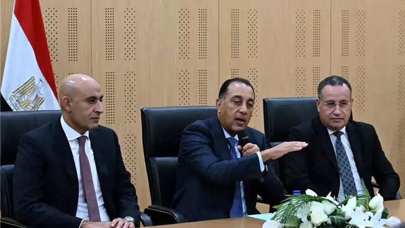 التحقى بالتخصص الذي يتفق مع ميولك.. نصيحة رئيس الوزراء للرابعة على الجمهورية من أوائل الثانوية العامة
