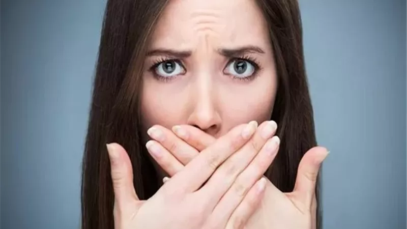 أطعمة تسبب رائحة الفم الكريهة وأخرى تحافظ على انتعاشه