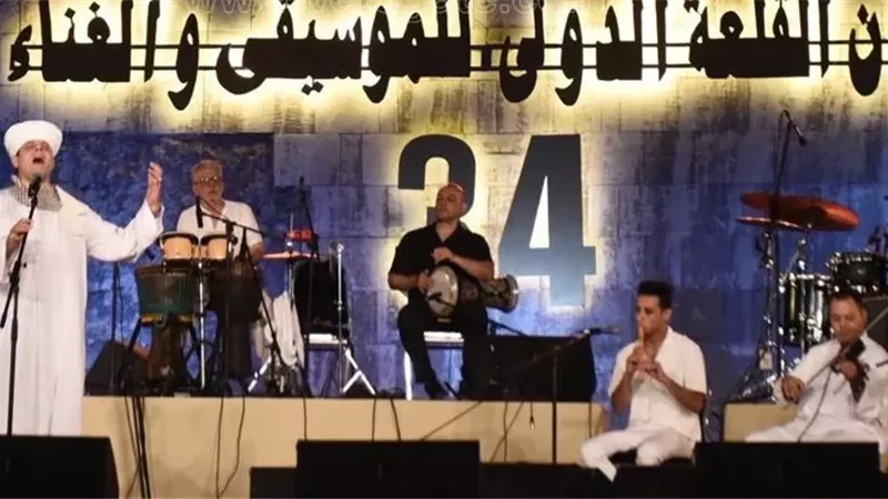 محمود التهامي يفتتح حفل مهرجان القلعة الدولي بأغنية «فرط الحب»