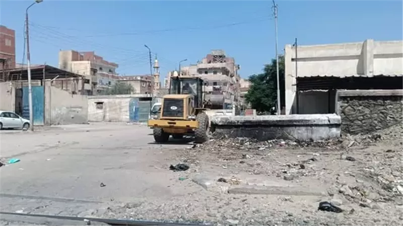 رفع الإشغالات والمخلفات من شارع شل في الإسماعيلية