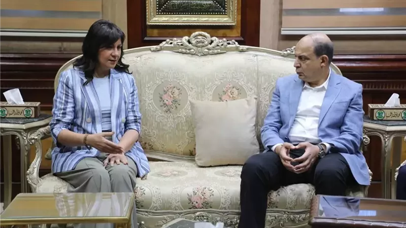 محافظ المنيا يستقبل نبيلة مكرم ويتفقدان قافلة التحالف الوطني