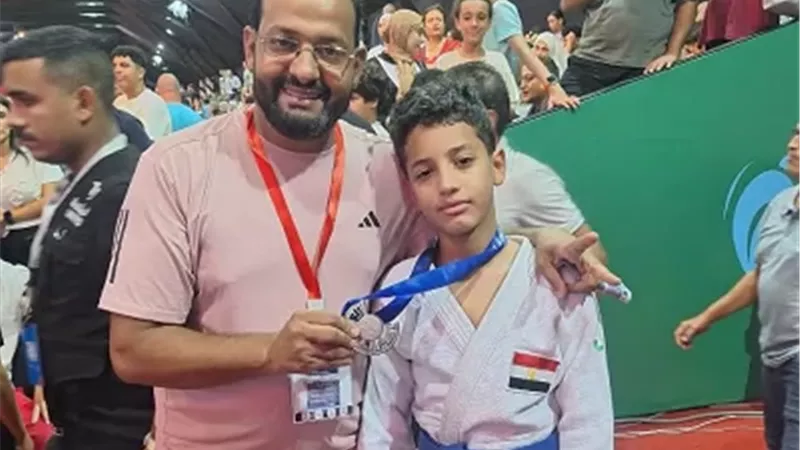 محافظ أسوان يقدم التهنئة للبطل مازن محمدلفوزة بالميدالية الفضية