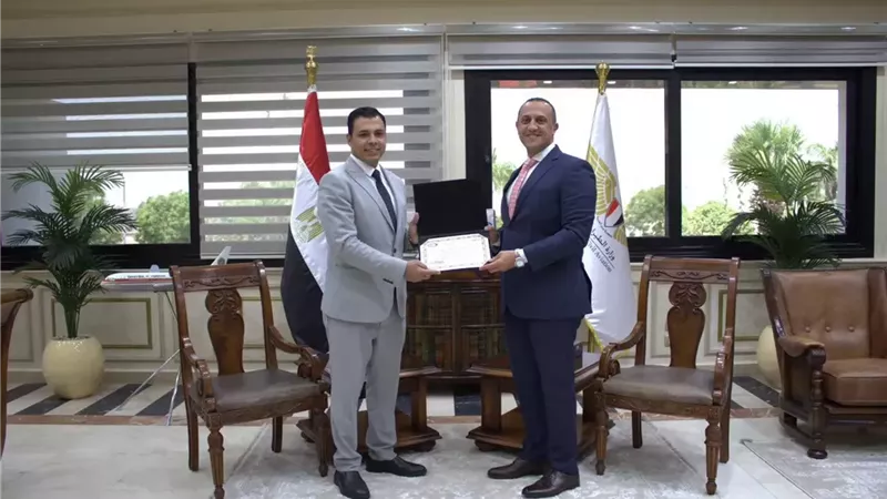 تكريم مديرى مبني الركاب 1 و 2 بمطار القاهرة .. تقديرًا لجهودهم