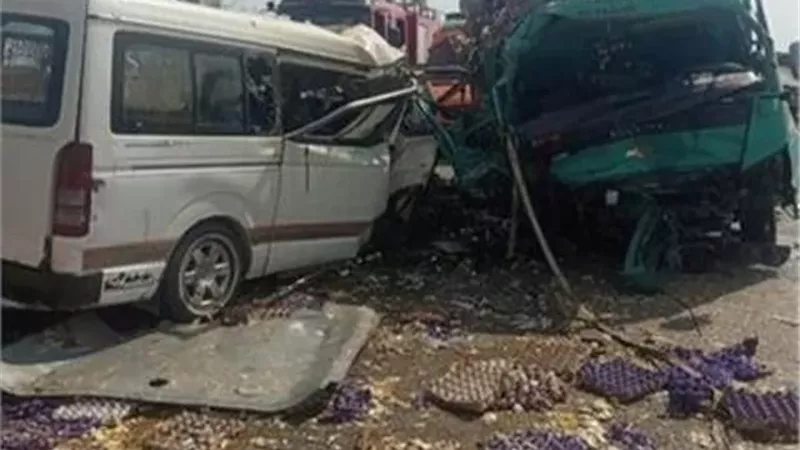 مصرع وإصابة 15 شخصا في تصادم سيارتين بالشرقية