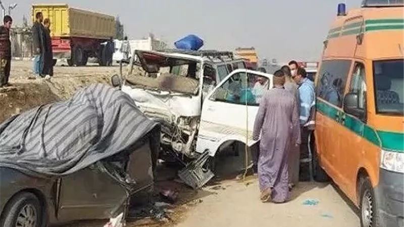 مصرع وإصابة 15 شخصا في تصادم سيارتين بالشرقية