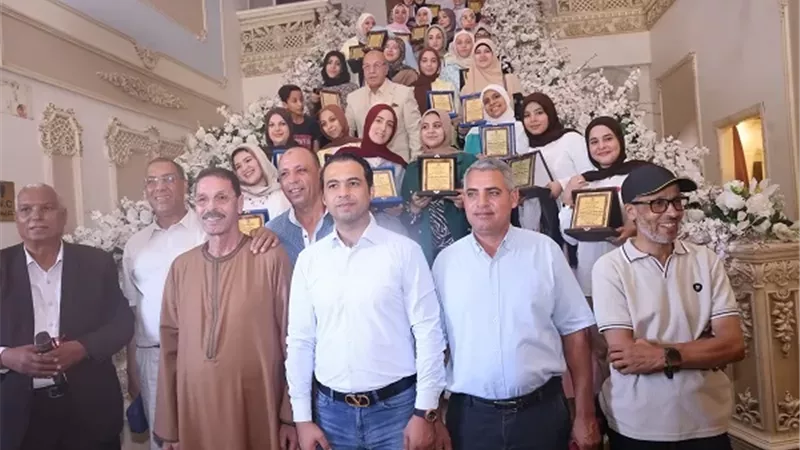 رجل الأعمال علي سالم يكرم أوائل الشهادات بإدارة فوه التعليمية للعام الرابع على التوالي.. ويؤكد دعم المتفوقين رسالة مستمرة