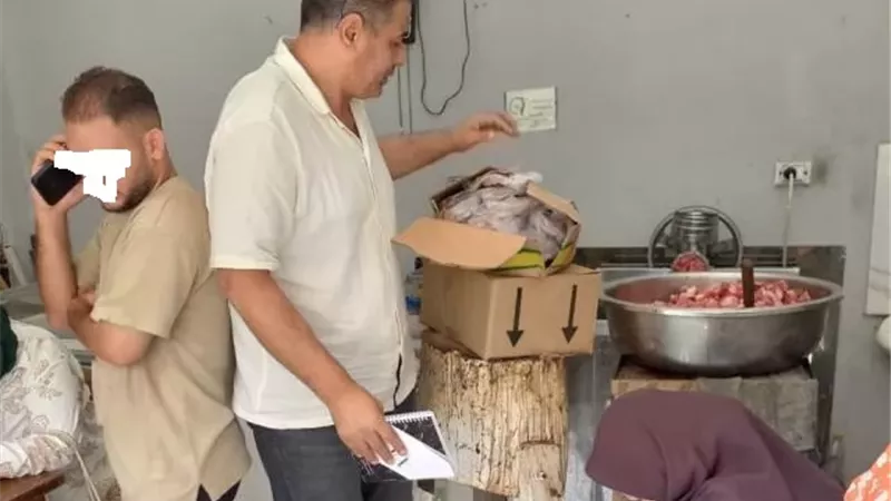 ضبط 330 كيلو لحوم مجهولة ودواجن فاسدة بمحلات مشهورة فى مدينة بدر