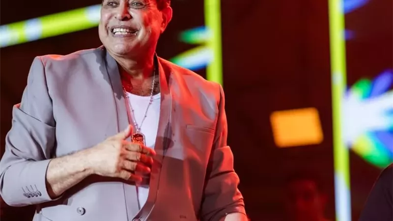 حكيم يرفع شعار كامل العدد في أقوي حفلات الساحل بالمسرح الروماني
