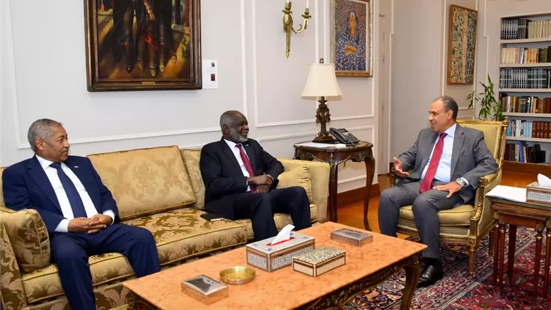 وزير الخارجية يبحث مع نظيره السوداني تعزيز التعاون الاقتصادي وإعادة الإعمار