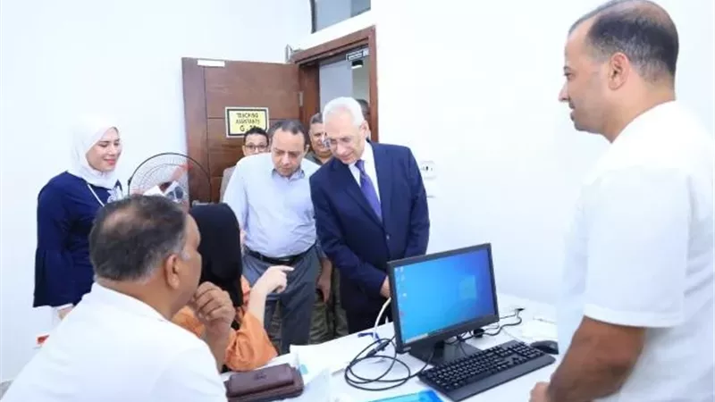 رئيس جامعة المنيا الأهلية يتابع استلام أوراق المقبولين
