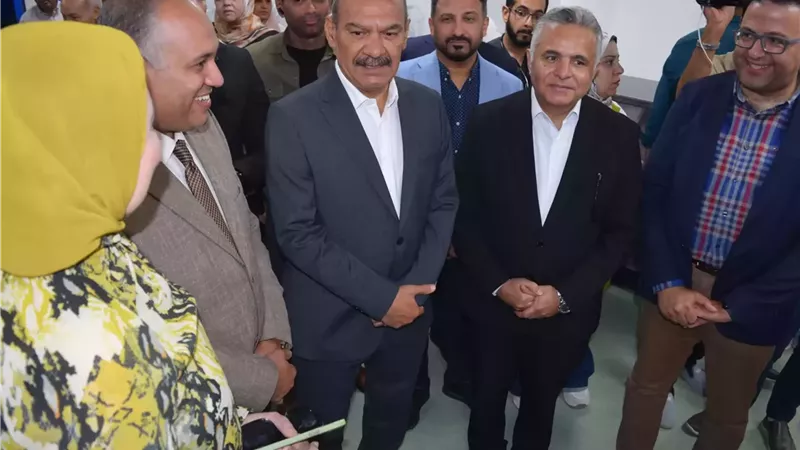 محافظ السويس يتفقد قسم الغسيل الكلوي بمستشفى الجامعة
