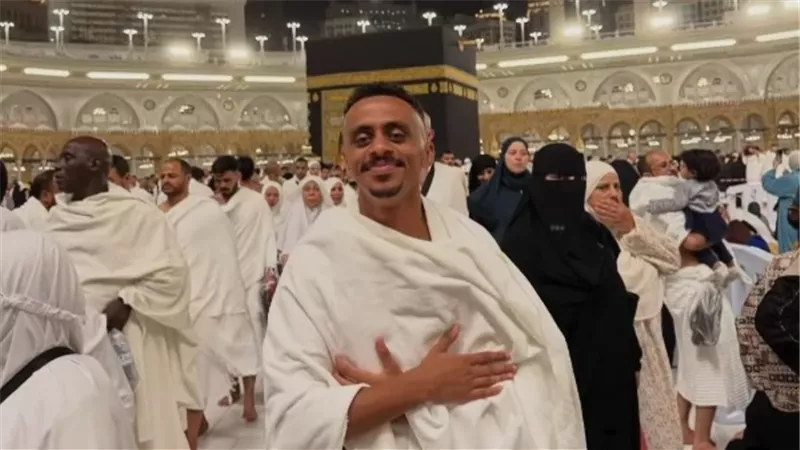 كزبرة يؤدي مناسك العمرة